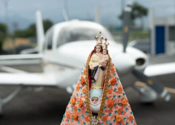 Sobrevoo da imagem da Padroeira marca momento de fé em Paranaguá