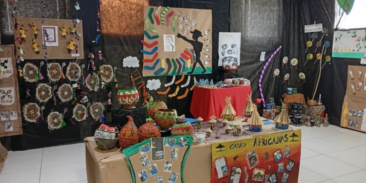 Exposição de Arte da APAE destaca cultura africana e emociona visitantes com criatividade dos alunos