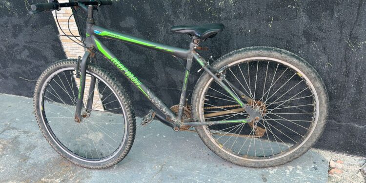 Suspeito é contido por moradores e preso pela PM após furtar roçadeira e bicicleta em Guaratuba
