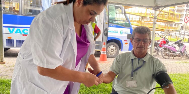 Paranaguá promove ação especial de Saúde do Homem para trabalhadores do comércio no Centro Histórico