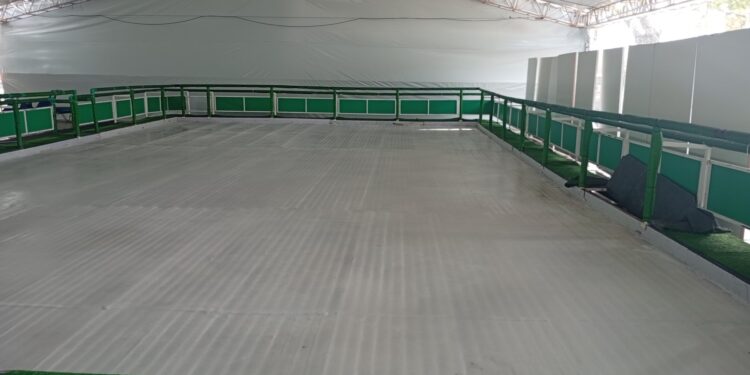 Ventos fortes paralisam temporariamente a pista de patinação no gelo em Paranaguá