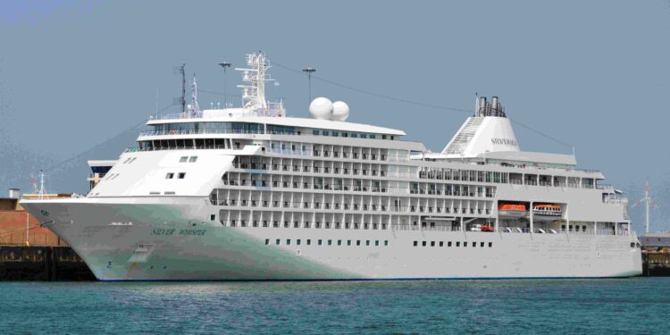 Paranaguá recebe cruzeiro Silver Whisper pela primeira vez