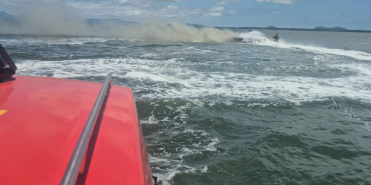 Incêndio em embarcação na Baia de Paranaguá movimenta o Corpo de bombeiros