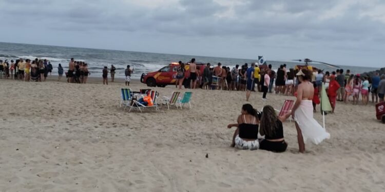 Homem morre após afogamento no mar em Matinhos
