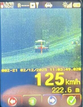 PRF flagra caminhão a 125 km/h e com placa “escondida” na BR-116 no Paraná