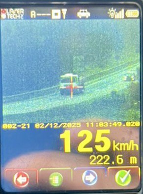 PRF flagra caminhão a 125 km/h e com placa “escondida” na BR-116 no Paraná