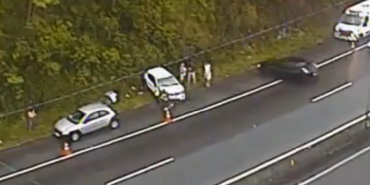 Carro perde o controle e atropela quatro pessoas em Santa Catarina