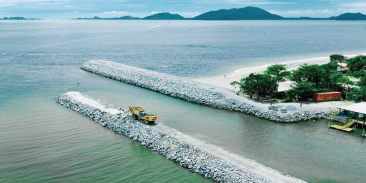 Revitalização do molhe de Pontal do Paraná chega a 92% e deve ser concluída em dezembro