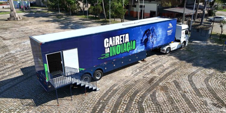 Carreta da Inovação transforma Paranaguá em polo de tecnologia e serviços gratuitos