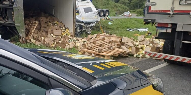 Ação policial prende três suspeitos por roubo de caminhão que provocou acidente com seis mortes no Paraná