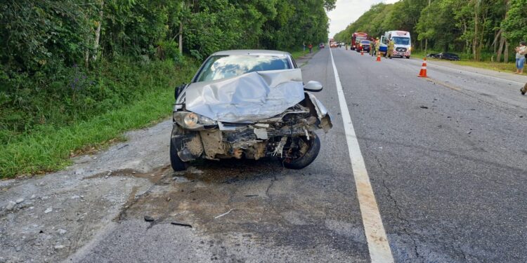 Colisão frontal entre veículos deixa feridos, incluindo duas crianças na PR 407.