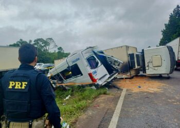 Acidente entre carreta e van deixa seis mortos na BR-116, na RMC