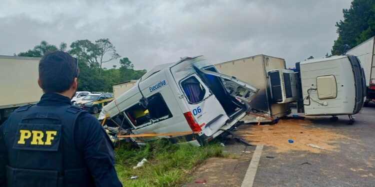 Acidente entre carreta e van deixa seis mortos na BR-116, na RMC