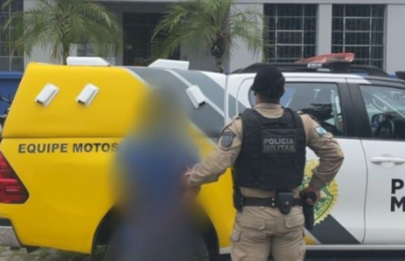 Grupamento de Motos da PMPR prende homem condenado por estupro de vulnerável em Paranaguá