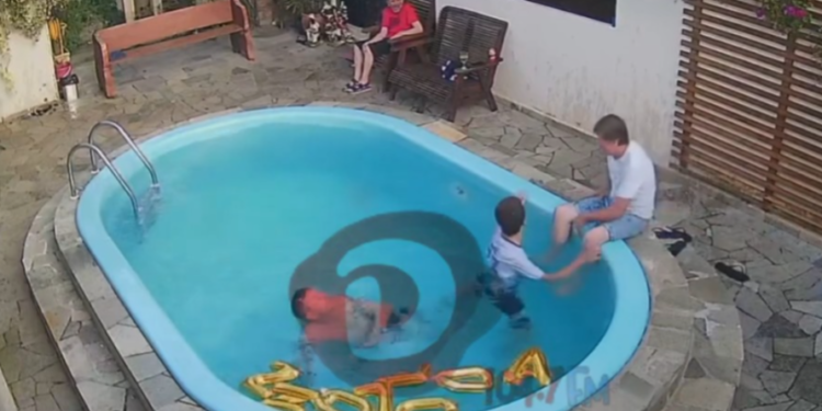 Homem fica inconsciente após bater a cabeça no fundo da piscina
