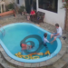 Homem fica inconsciente após bater a cabeça no fundo da piscina