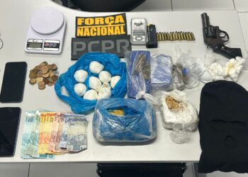 Arma, drogas e dois homens são encaminhados à Delegacia durante operação policial em Paranaguá