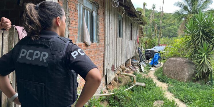 PCPR prende três pessoas durante cumprimento de mandados de busca e apreensão em Matinhos