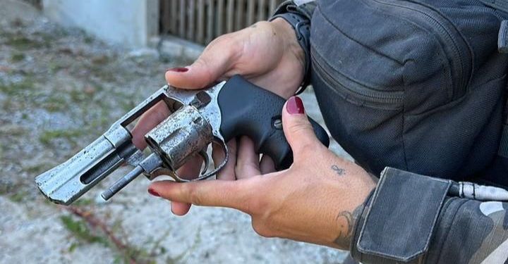 Homem é preso portando ilegalmente um revólver calibre .38 municiado em Matinhos