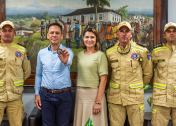 Prefeito Adriano Ramos recebe visita de despedida de comandante do Corpo de Bombeiros