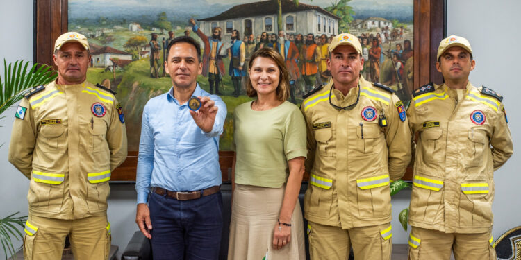 Prefeito Adriano Ramos recebe visita de despedida de comandante do Corpo de Bombeiros