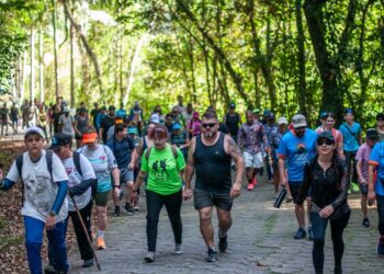 Entre trilhas e cachoeiras: Caminhada na Natureza encanta participantes em Pontal do Paraná