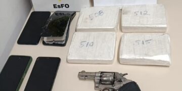 PM apreende mais de 2 kg de cocaína e arma durante abordagem em Paranaguá