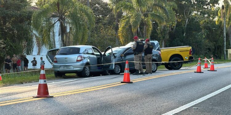 Colisão frontal na PR-407, em Paranaguá, deixa uma mulher morta.