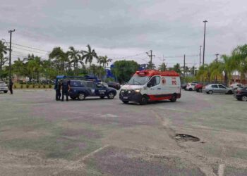 Mulher agride homem em situação de rua com pedaços de vidro no Centro de Paranaguá