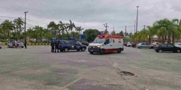 Mulher agride homem em situação de rua com pedaços de vidro no Centro de Paranaguá