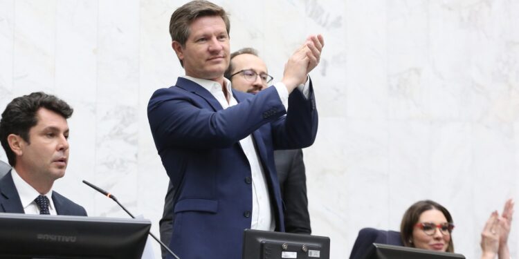 Presidente do Detran PR Santin Roveda prevê reduzir em 55% do valor de exames para tirar a CNH