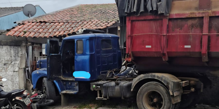 Caminhão desgovernado atinge casa e causa prejuízos na Vila do Povo, em Paranaguá