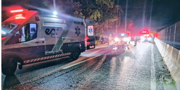 Acidente entre motocicletas deixa três feridos na PR-407, em Paranaguá