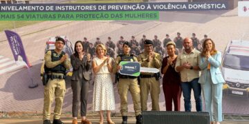 PMPR entrega 54 viaturas e capacita policiais no combate à violência doméstica