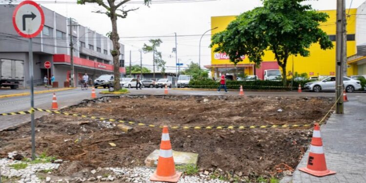 Prefeitura reorganiza ponto de táxi no Centro durante obras de revitalização em Paranaguá