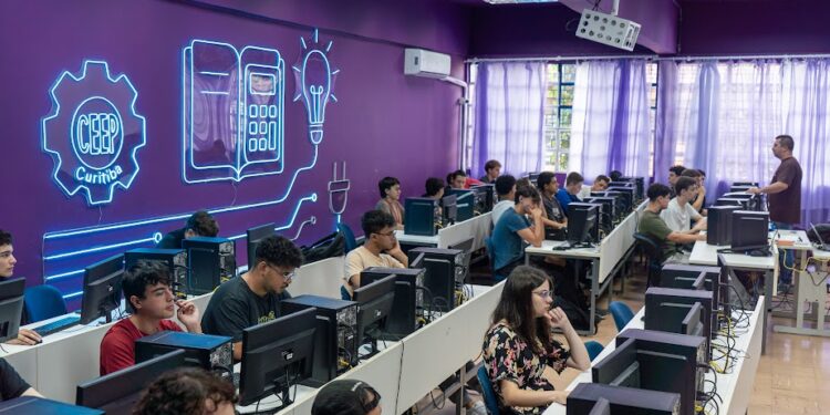 Cadastro para Carteira de Trabalho Digital começa nas escolas estaduais do Paraná
