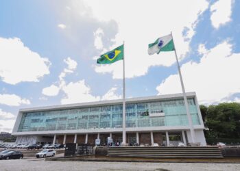 Paraná anuncia investimento de R$ 1,6 bilhão para valorização dos servidores públicos