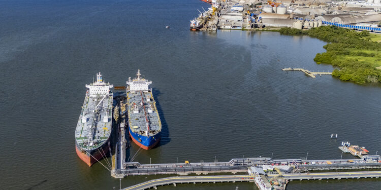 Portos do Paraná investe R$ 100 milhões na modernização do píer de líquidos em Paranaguá