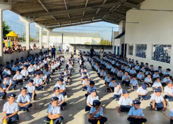 Entrega de fardas marca novo momento na Escola Cívico-Militar em Pontal do Paraná