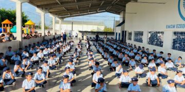 Entrega de fardas marca novo momento na Escola Cívico-Militar em Pontal do Paraná