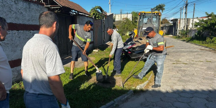 Prefeitura intensifica limpeza de drenagem na Ilha dos Valadares para evitar alagamentos