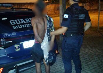 Homem é preso por violência doméstica em Pontal do Sul após agredir mulher com bebê no colo