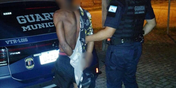 Homem é preso por violência doméstica em Pontal do Sul após agredir mulher com bebê no colo