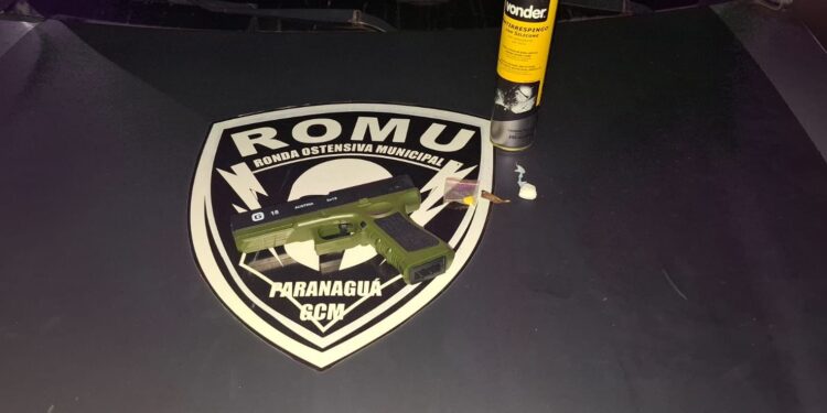 Operação Sossego flagra menores e apreende simulacro em tabacaria em Paranaguá