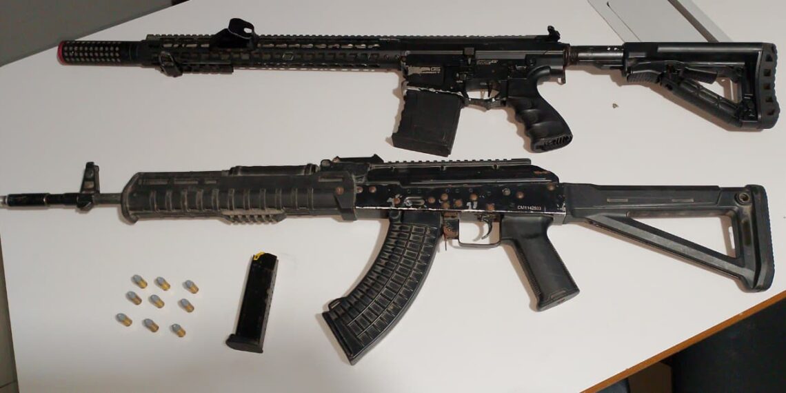 Polícia Militar apreende carregador com munições e simulacros de fuzil em Paranaguá