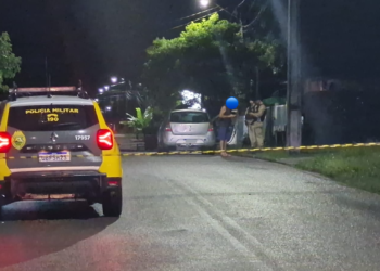 Homem é executado a tiros dentro de carro por aplicativo em Paranaguá