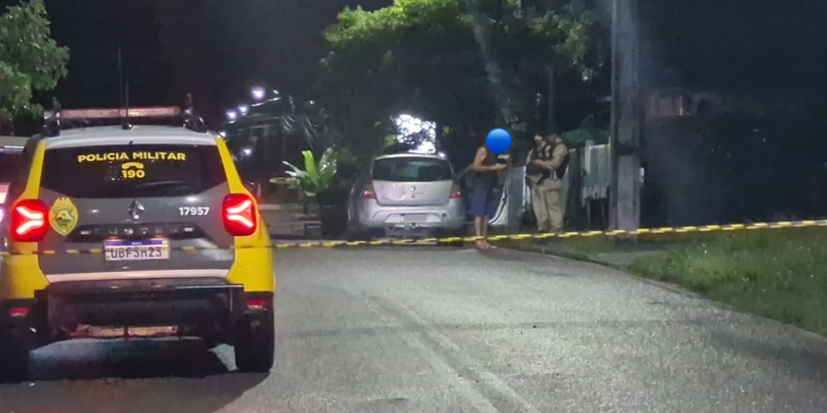 Homem é executado a tiros dentro de carro por aplicativo em Paranaguá