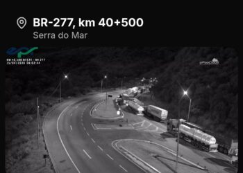 Colisão entre caminhões interdita BR-277 e deixa um morto em Morretes