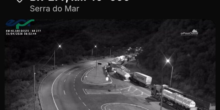 Colisão entre caminhões interdita BR-277 e deixa um morto em Morretes