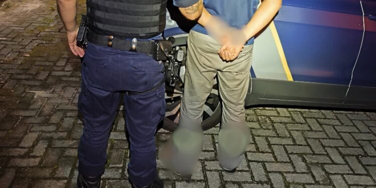 Homem é preso após ameaçar companheira e tentar fugir da Guarda Municipal em Pontal do Paraná